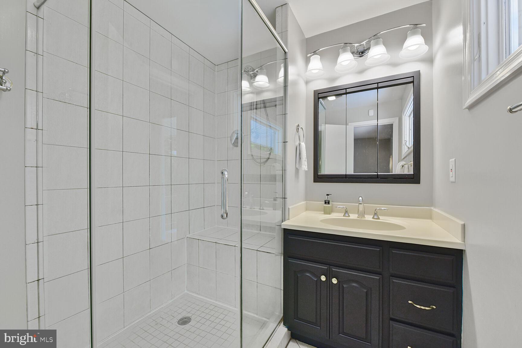 5 Persimmon Court Bethesda, MD 20817 - Photo 16 of 38 Primary Bath