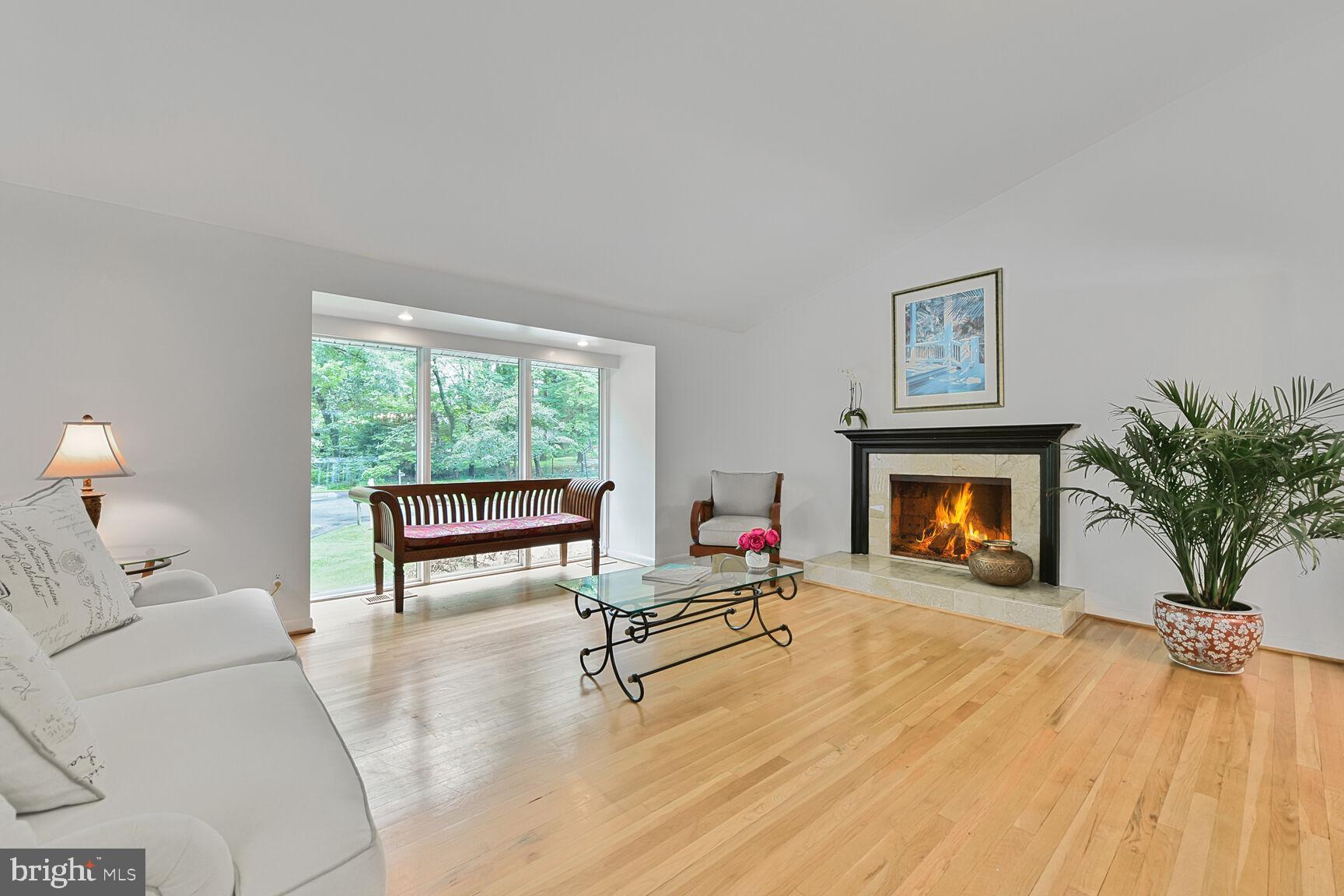5 Persimmon Court Bethesda, MD 20817 - Photo 3 of 38 Bright Living Room