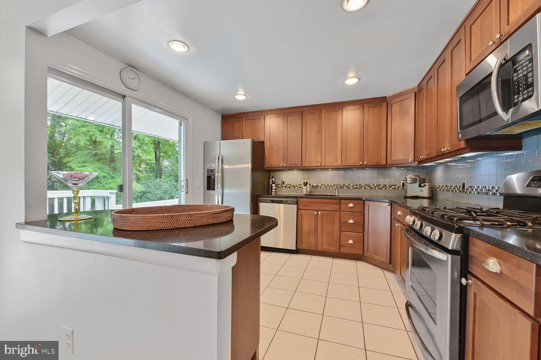 5 Persimmon Court Bethesda, MD 20817 - Photo 7 of 38 Entry to Kitchen