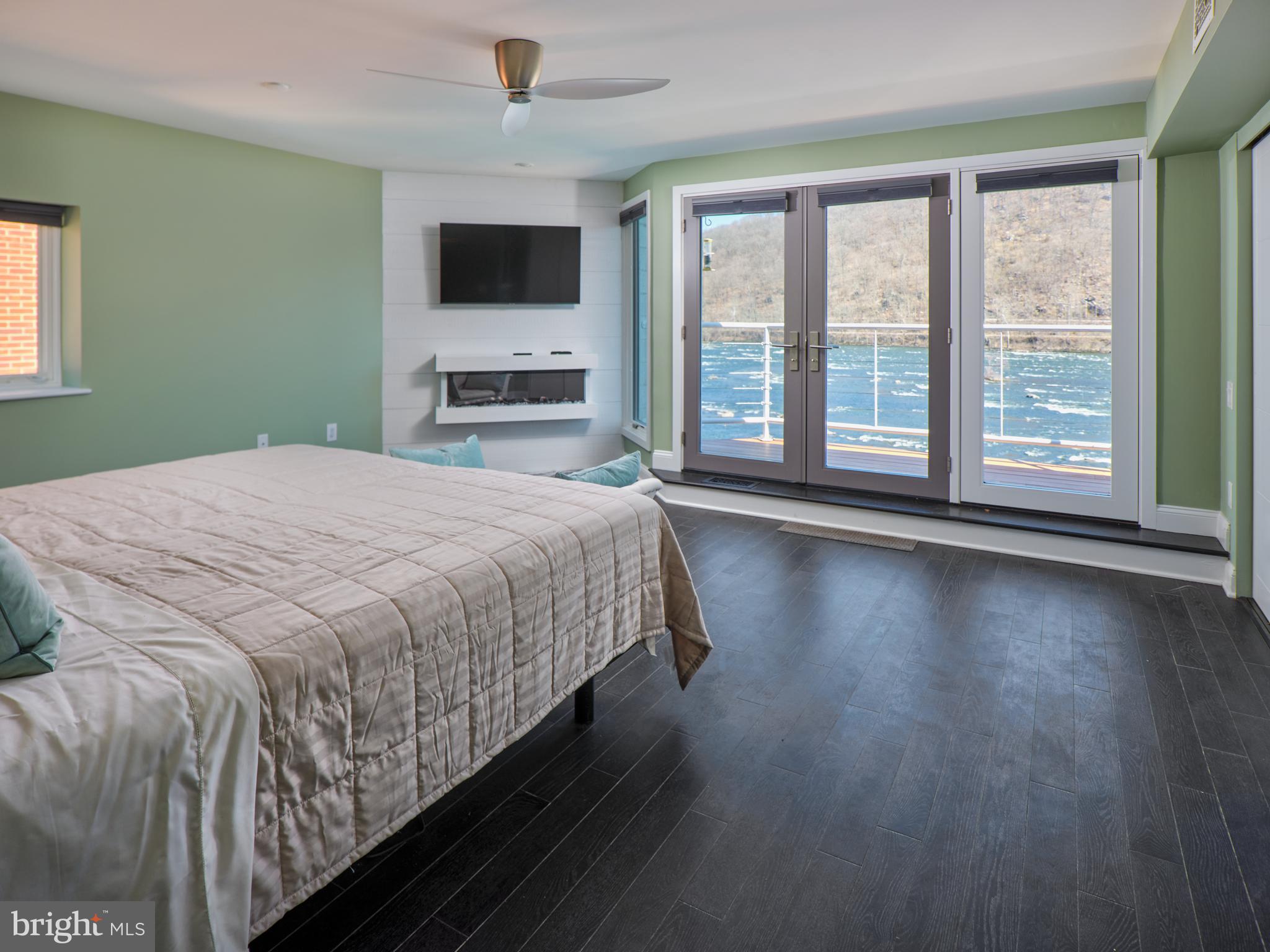 350 River Road, Unit D5 New Hope, PA 18938 - Photo 12 of 24 Primary suite with private balcony