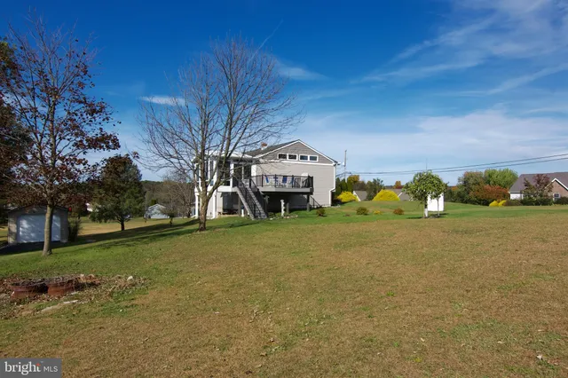 a view of a back yard