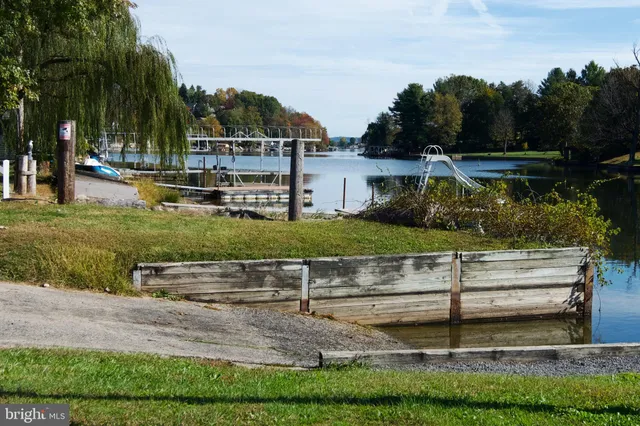 a view of a tennis court