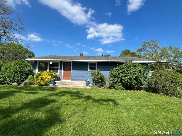 a view of a house with backyard
