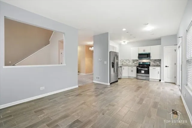 $355,000 | 452 Jamestown Court, Aurora, IL 60502