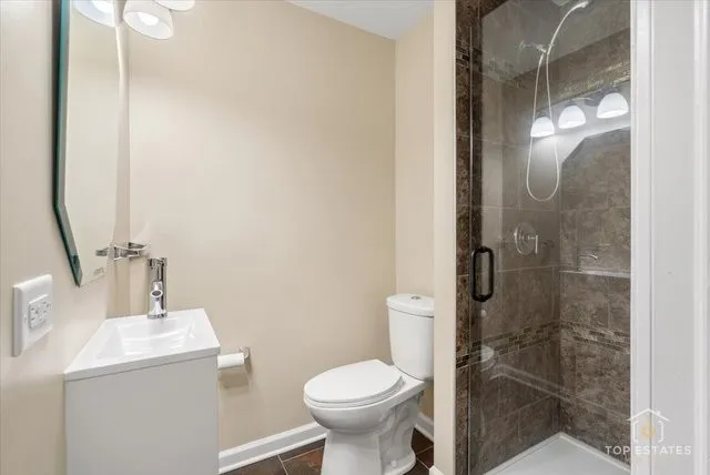 $355,000 | 452 Jamestown Court, Aurora, IL 60502