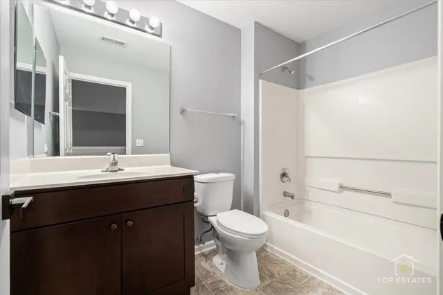 $355,000 | 452 Jamestown Court, Aurora, IL 60502