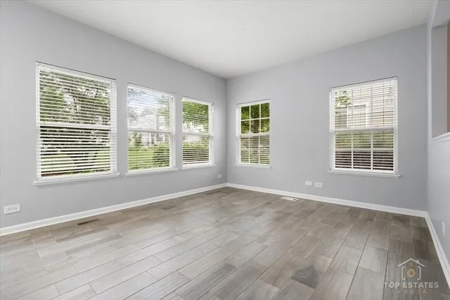 $355,000 | 452 Jamestown Court, Aurora, IL 60502