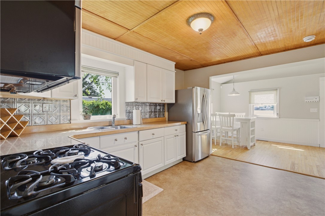 272 Riverside Street Portsmouth, RI 02871 - Photo 16 of 44