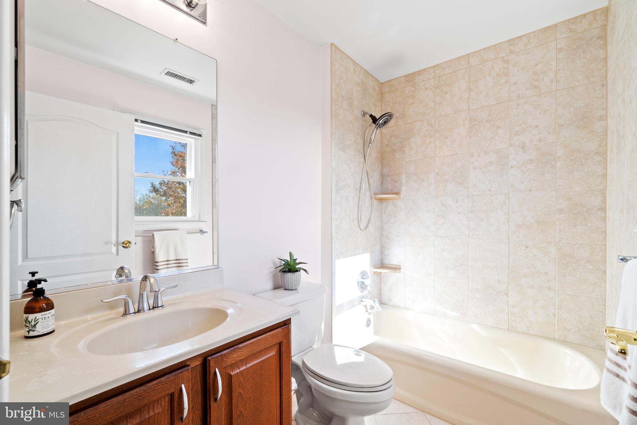 1286 Gatesmeadow Way Reston, VA 20194 - Photo 26 of 56 Ensuite Bathroom for Bedroom #4