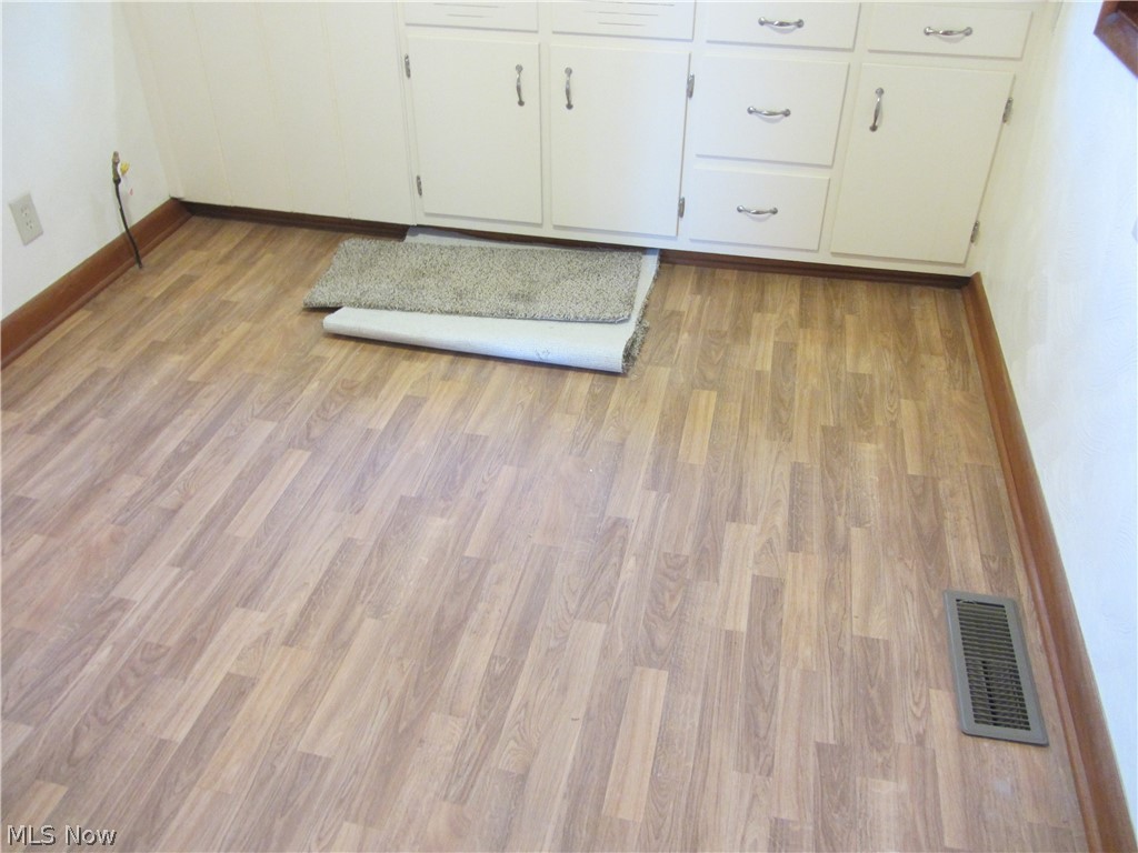 10106 State Rte 5 Kinsman, OH 44428 - Photo 5 of 19 New Laminate flooring
