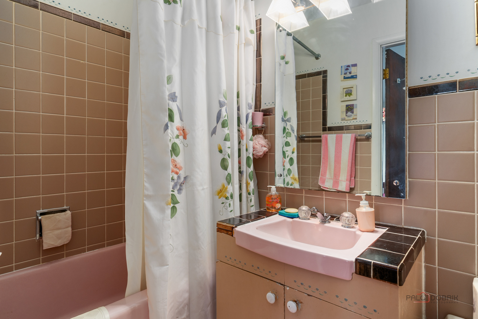 1161 Oak Spring Lane Libertyville, IL 60048 - Photo 14 of 30 a bathroom with a sink toilet and shower