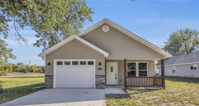 $250,000 | 711 Pacific Avenue, Osawatomie, KS 66064
