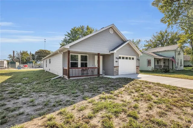 $250,000 | 711 Pacific Avenue, Osawatomie, KS 66064