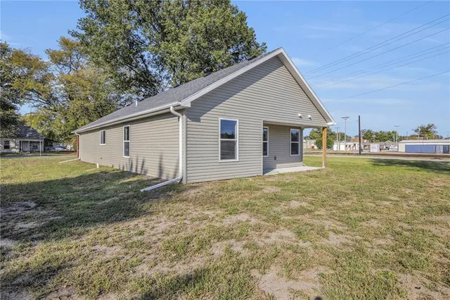 $250,000 | 711 Pacific Avenue, Osawatomie, KS 66064