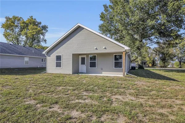 $250,000 | 711 Pacific Avenue, Osawatomie, KS 66064