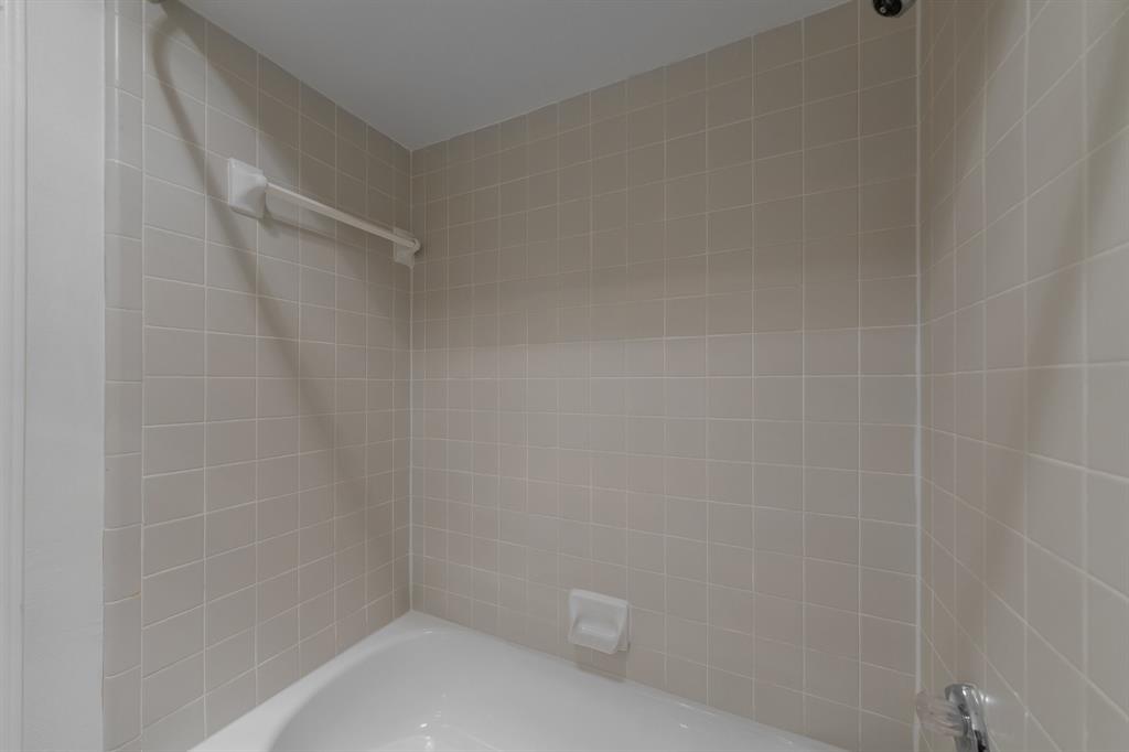 6303 Prospect Avenue, Unit B104 Dallas, TX 75214 - Photo 24 of 36 Full bathroom featuring tub and shower combination