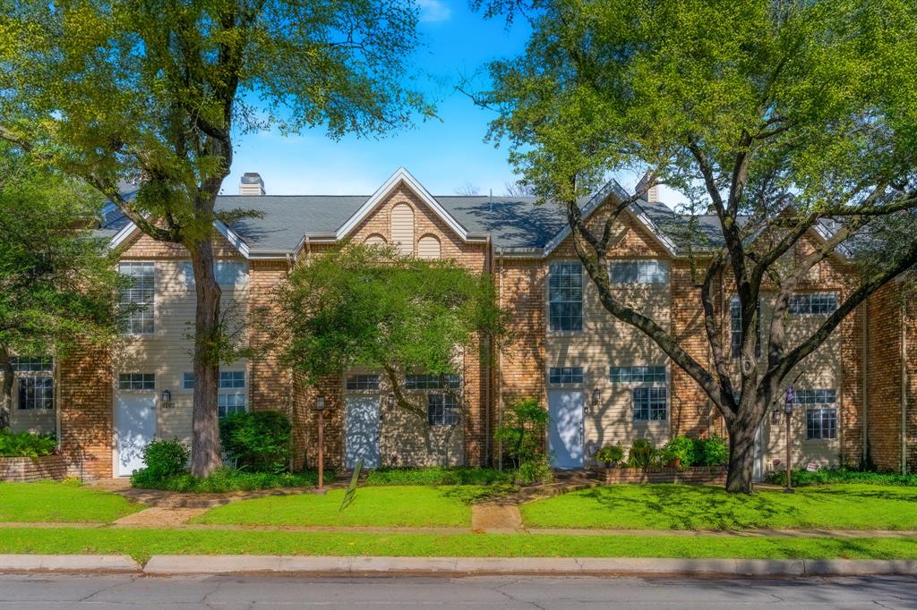 6303 Prospect Avenue, Unit B104 Dallas, TX 75214 - Photo 31 of 36 Mature Trees, walkable neighborhood.