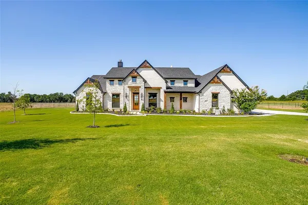$929,900 | 561 Royal Santana, Weatherford, TX 76087