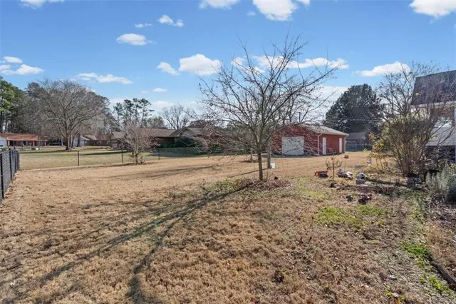 a view of a yard with a house