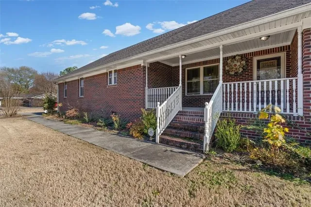 a view of a house with a yard