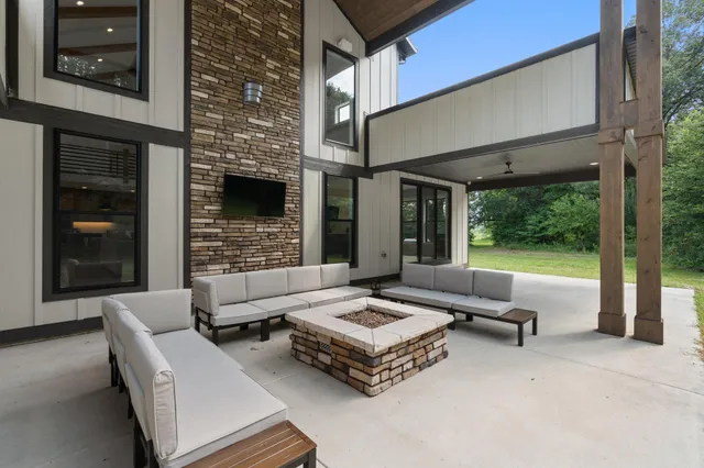 $1,549,000 | 548 East 1400 South, Kouts, IN 46347