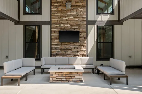 $1,499,999 | 548 East 1400 South, Kouts, IN 46347