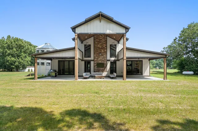 $1,549,000 | 548 East 1400 South, Kouts, IN 46347