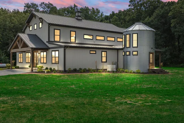 $1,549,000 | 548 East 1400 South, Kouts, IN 46347