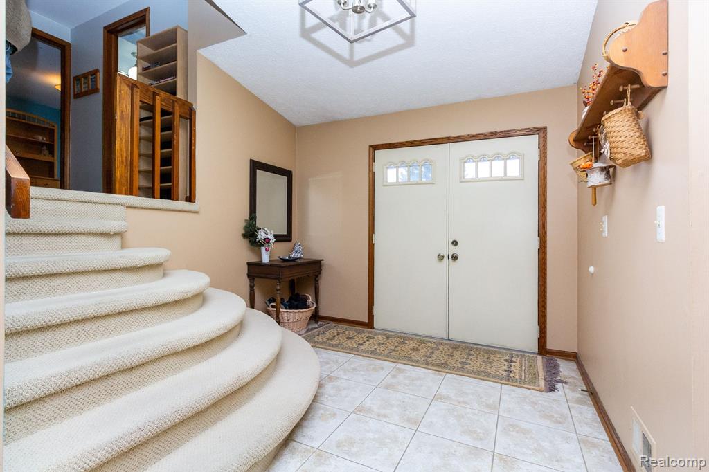 573 Lockmoore Court Rochester Hills, MI 48307 - Photo 5 of 59