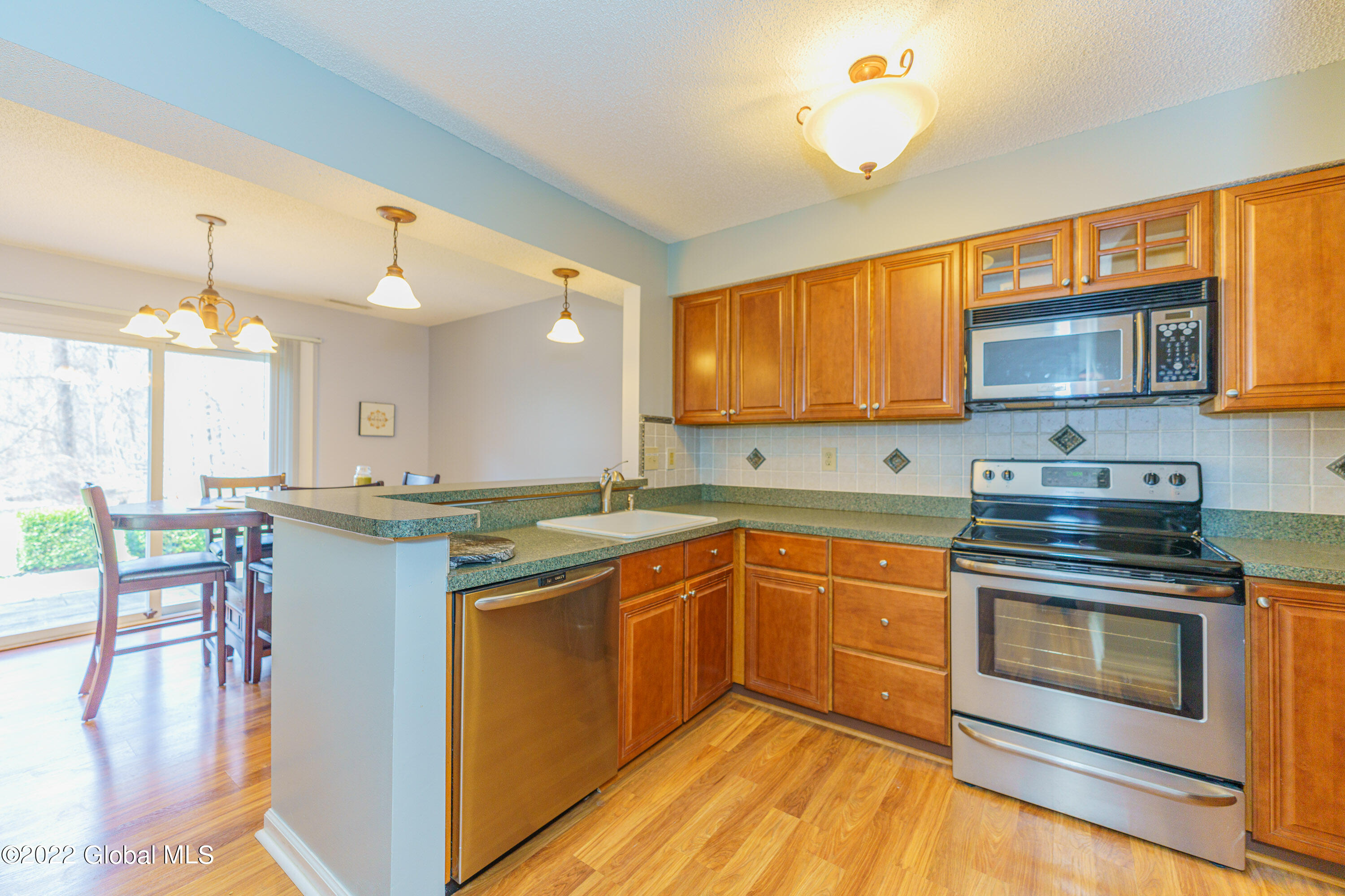 4075 Georgetown Square Schenectady, NY 12303 - Photo 17 of 40 3 Kitchen 3