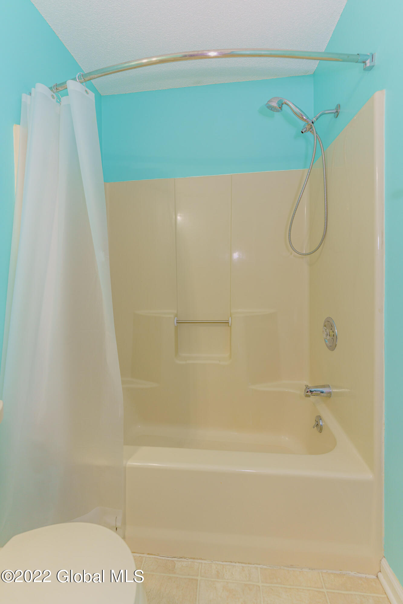 4075 Georgetown Square Schenectady, NY 12303 - Photo 32 of 40 Bathroom 3