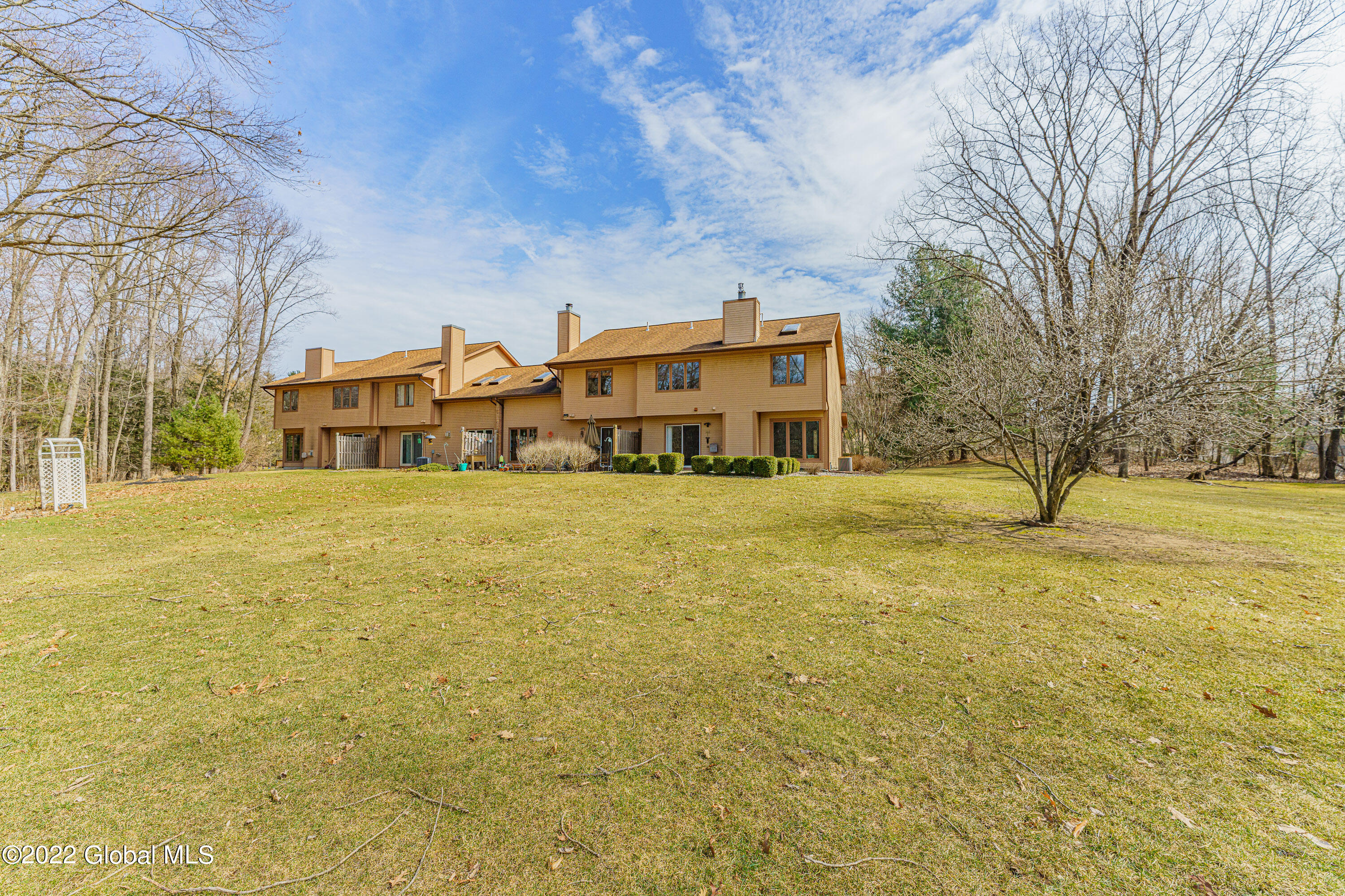 4075 Georgetown Square Schenectady, NY 12303 - Photo 35 of 40 Yard 3