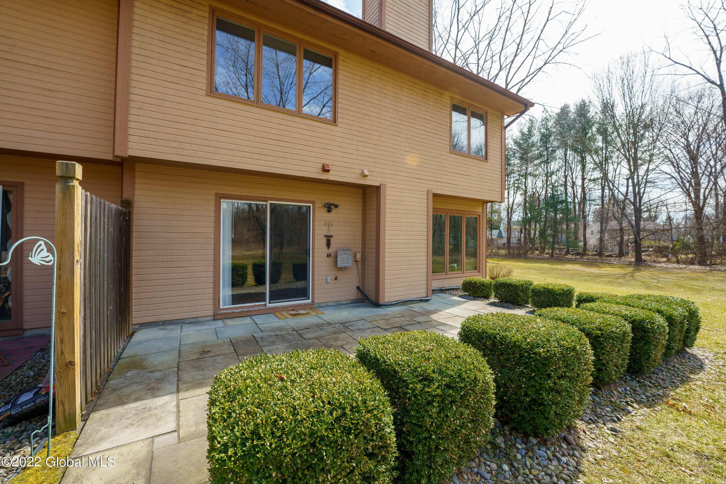 4075 Georgetown Square Schenectady, NY 12303 - Photo 38 of 40 Yard 6