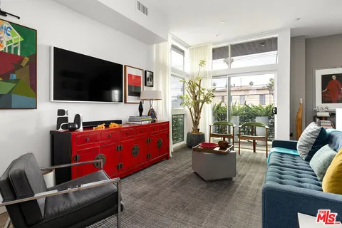 $5,995 | 1434 1/2 South Sycamore Avenue, Los Angeles, CA 90019
