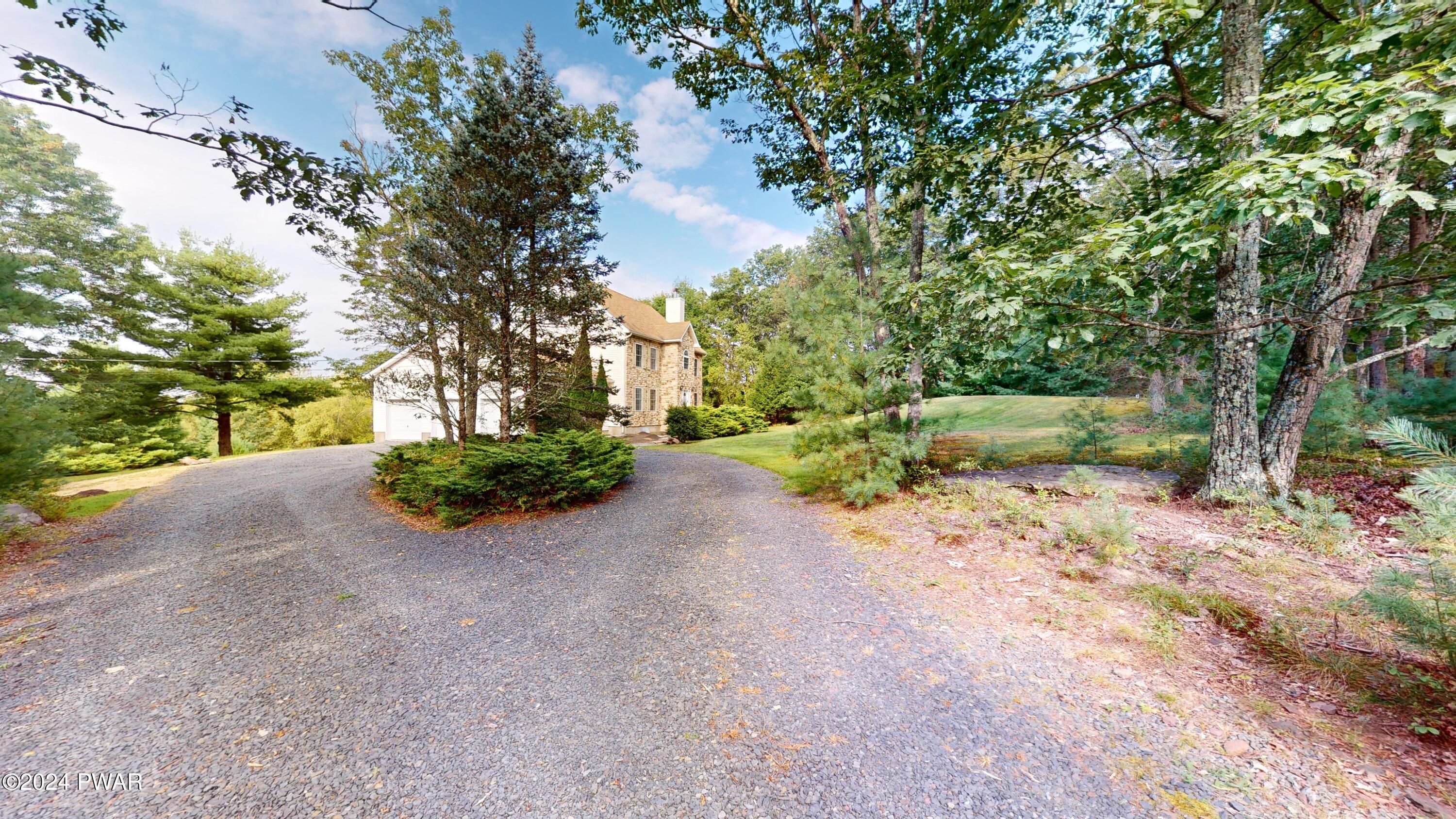 115 Mountain View Road Greeley, PA 18425 - Photo 4 of 68 Circular driveway