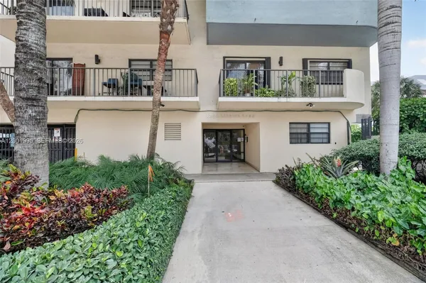 $449,900 | 1250 Lincoln Road, Unit 404, Miami Beach, FL 33139