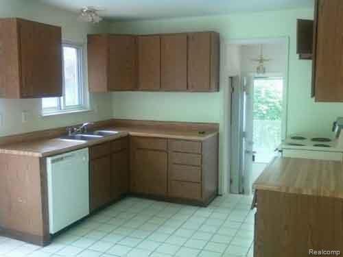 22442 Tuck Road Farmington, MI 48336 - Photo 4 of 9 KITCHEN