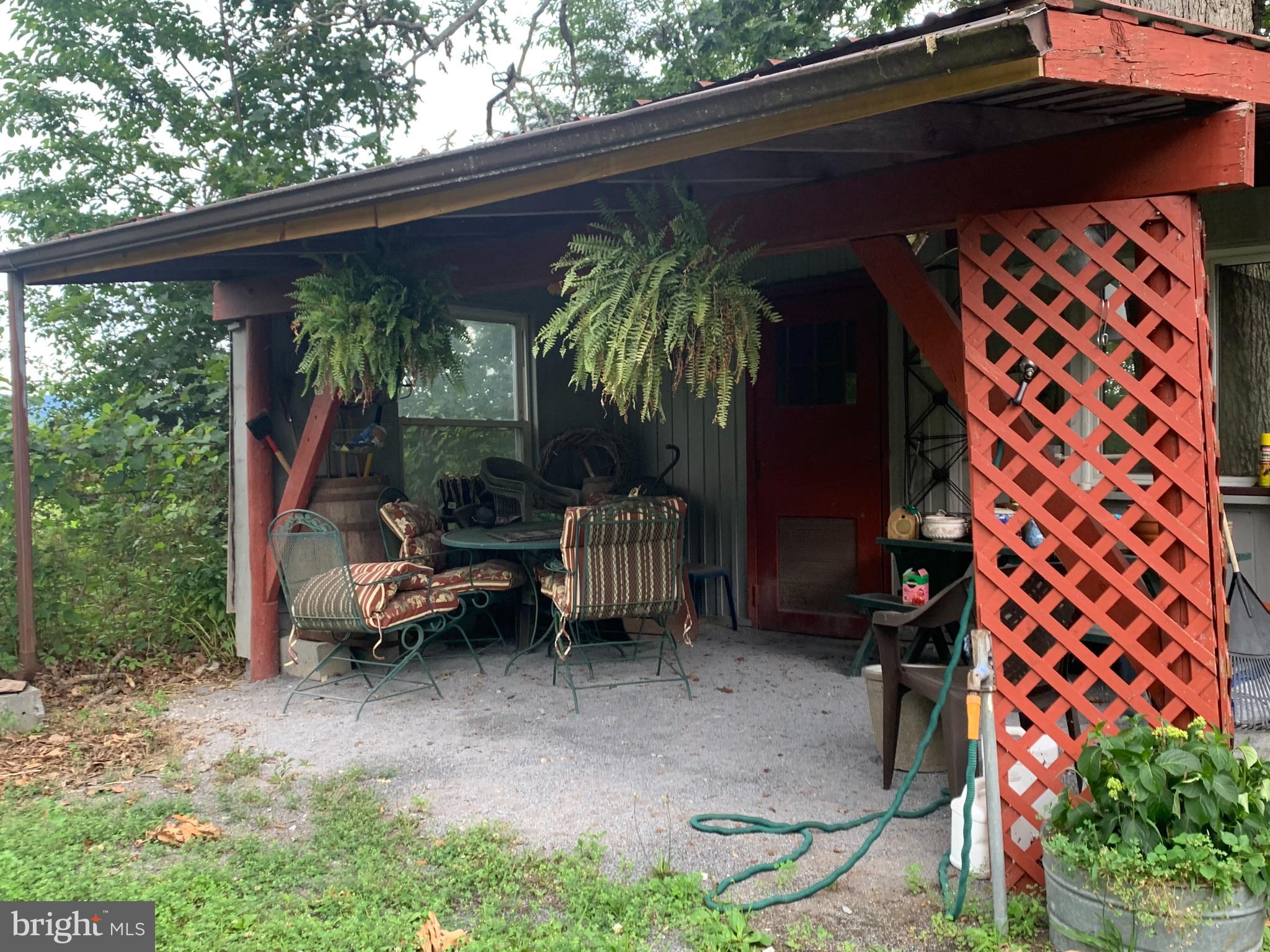 1202 Ridgeway Road Front Royal, VA 22630 - Photo 17 of 37 Gardening shed/chicken hutch