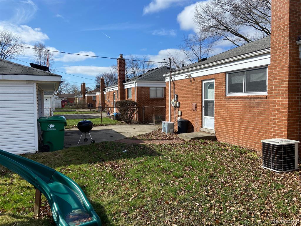 24286 Roxana Avenue Eastpointe, MI 48021 - Photo 35 of 37