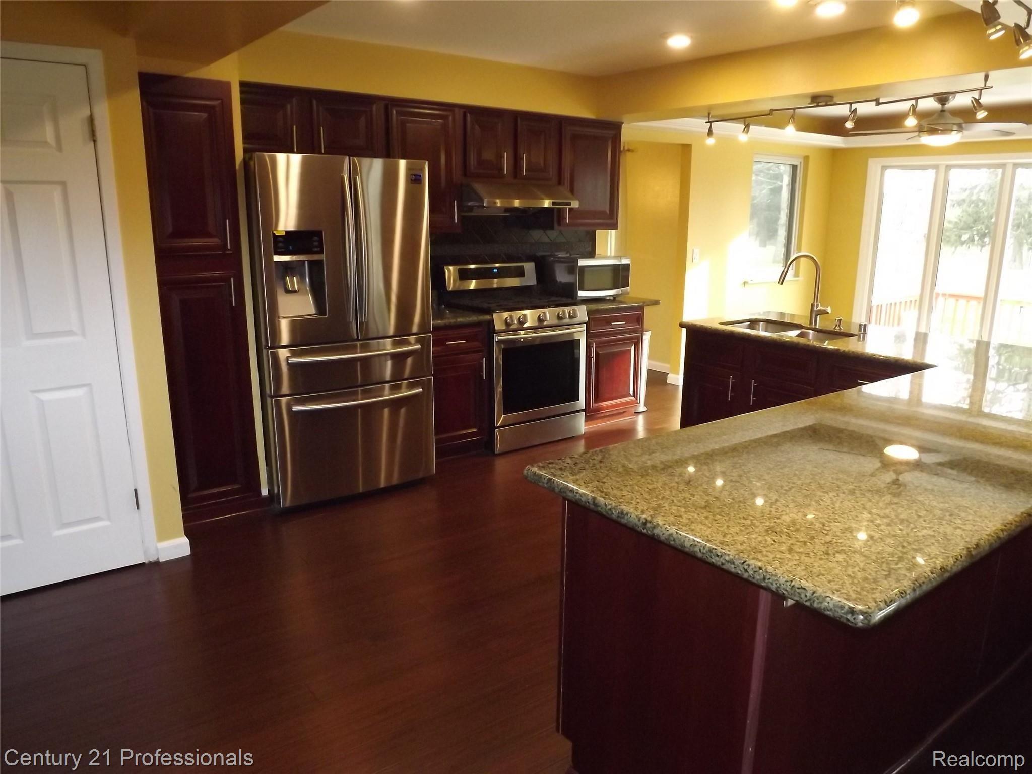 549 Lockmoore Court Rochester, MI 48307 - Photo 9 of 32 Updated Kitchen