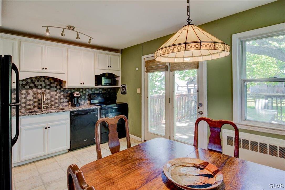3046 Mission Road Bethlehem, PA 18017 - Photo 16 of 38 Eat in kitchen