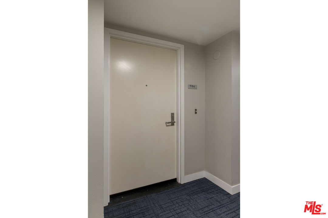 901 Flower Street, Unit 704 Los Angeles, CA 90015 - Photo 4 of 22