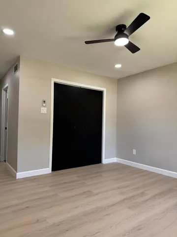 a view of a livingroom with a ceiling fan