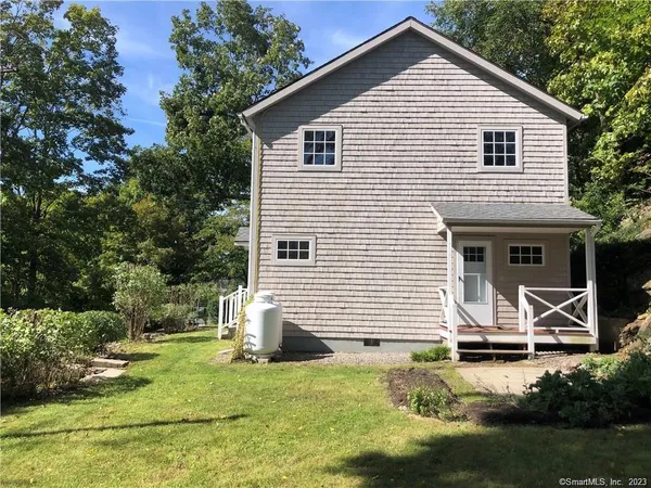 a view of a house with backyard