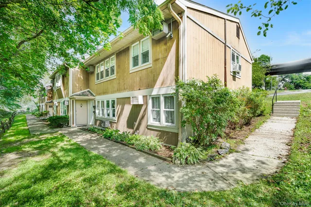 $299,500 | 68 Gerald Drive, Unit D1, Poughkeepsie, NY 12601