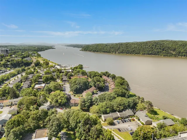 $299,500 | 68 Gerald Drive, Unit D1, Poughkeepsie, NY 12601