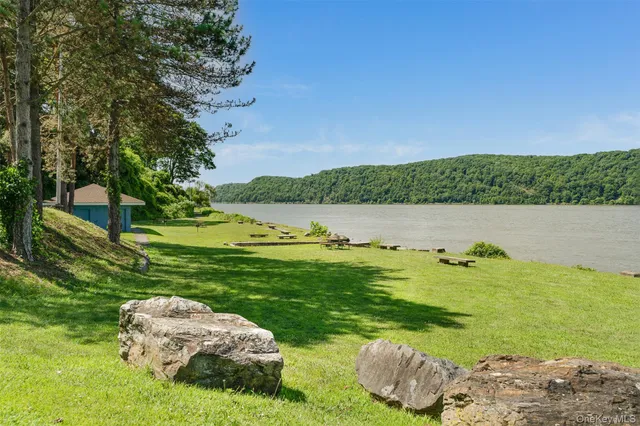 $299,500 | 68 Gerald Drive, Unit D1, Poughkeepsie, NY 12601