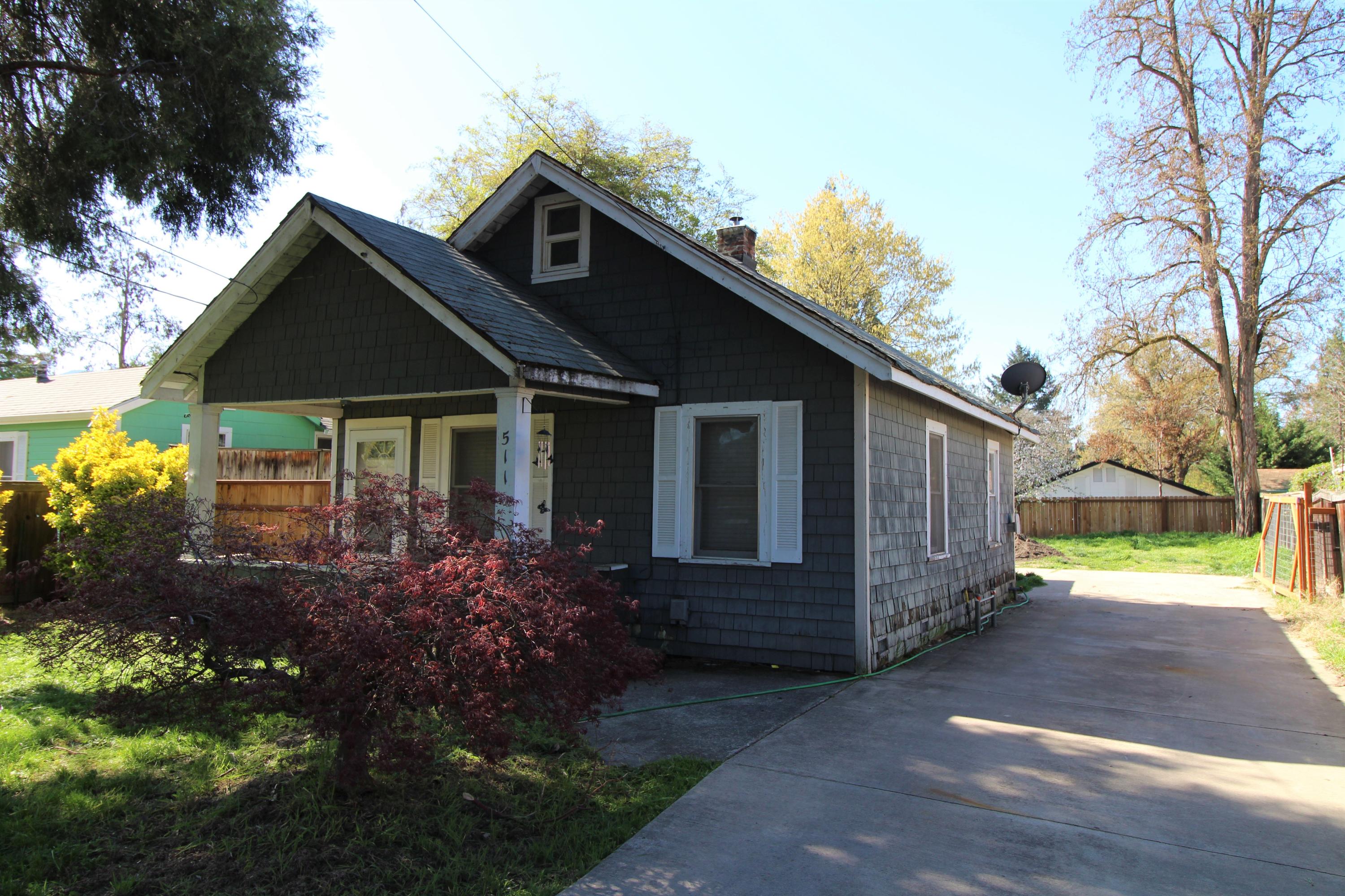511 Southeast Riverside Avenue Grants Pass, OR 97526 - Photo 2 of 19 Front