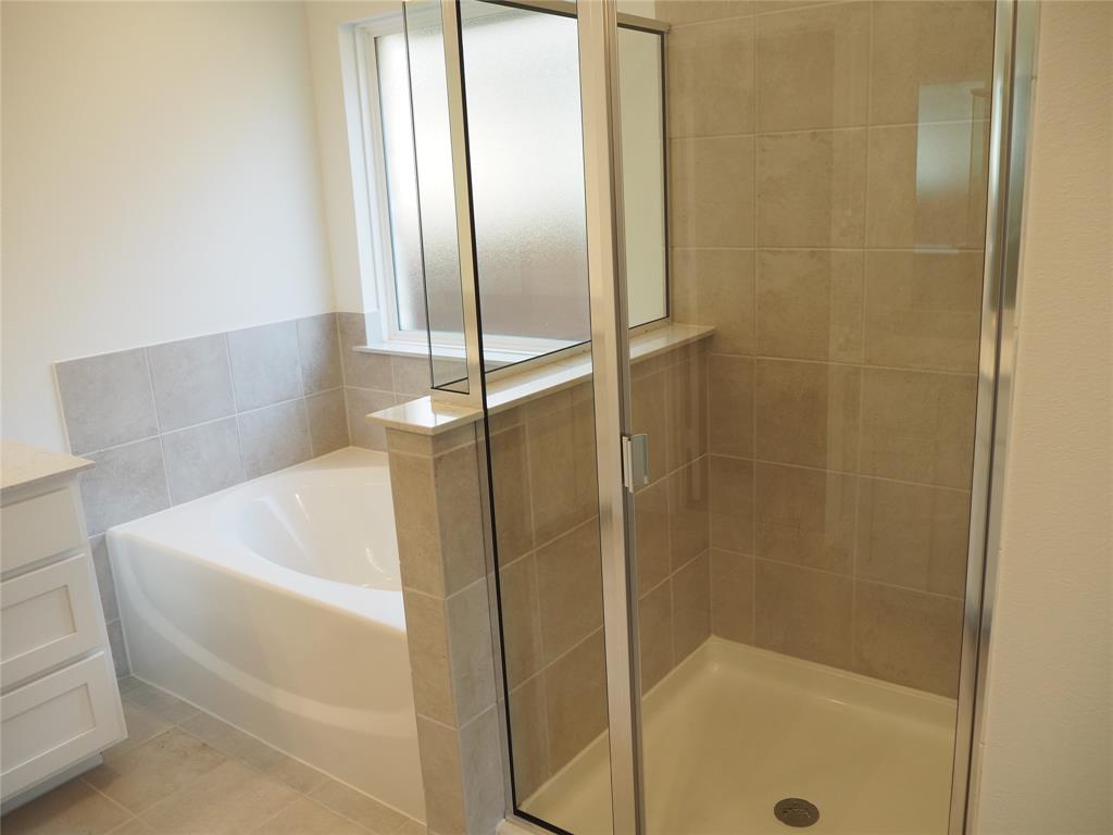 2201 Yellowhammer Road Denton, TX 76205 - Photo 20 of 36 a bathroom with a bathtub