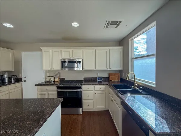 $3,255 | 10360 Cherokee Corner Avenue, Las Vegas, NV 89129